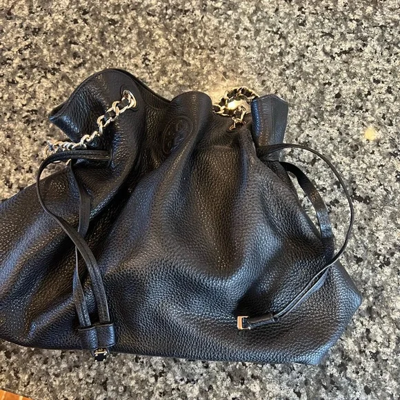 Beautiful EUC black Tory Burch purse . Gold chain with leather - Picture 2 of 3